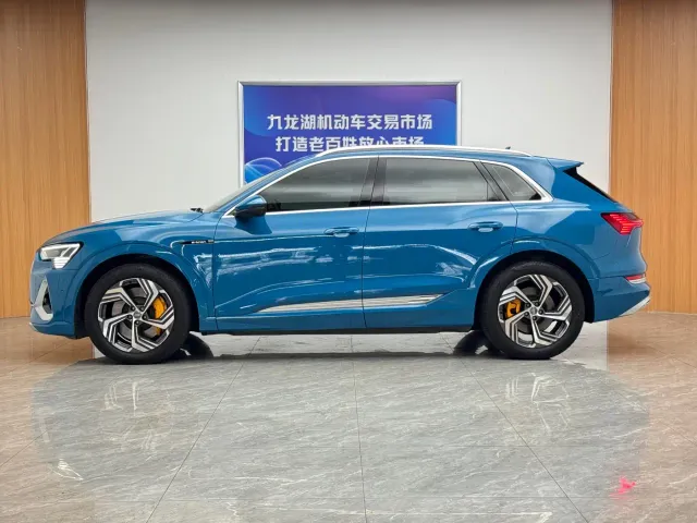 Audi e-tron — Фото автомобиля 2