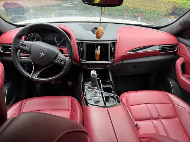 Maserati Levante — Фото автомобиля 6