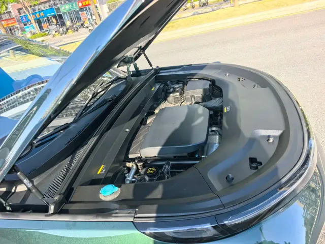 Li Auto L8 — Фото автомобиля 21