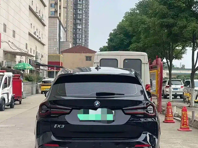 BMW iX3 — Фото автомобиля 8