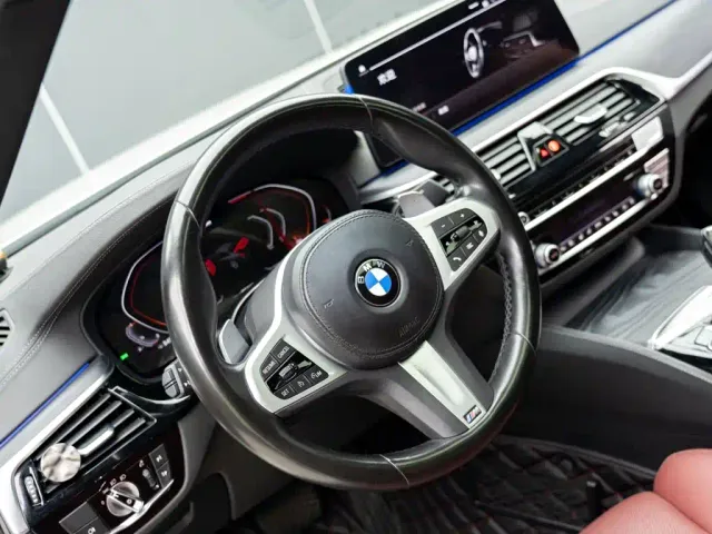 BMW 5 Series — Фото автомобиля 12
