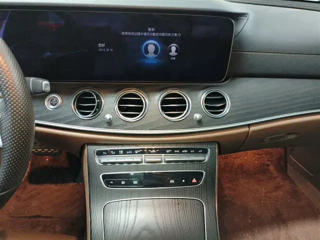 Mercedes-Benz E-Class — Фото автомобиля 4