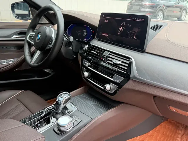 BMW 5 Series — Фото автомобиля 11