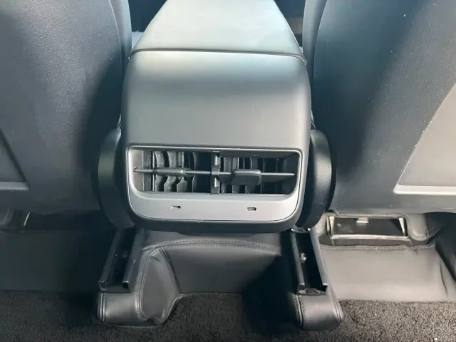 Tesla Model Y — Фото автомобиля 24