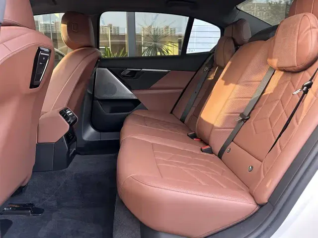 BMW i5 — Фото автомобиля 6