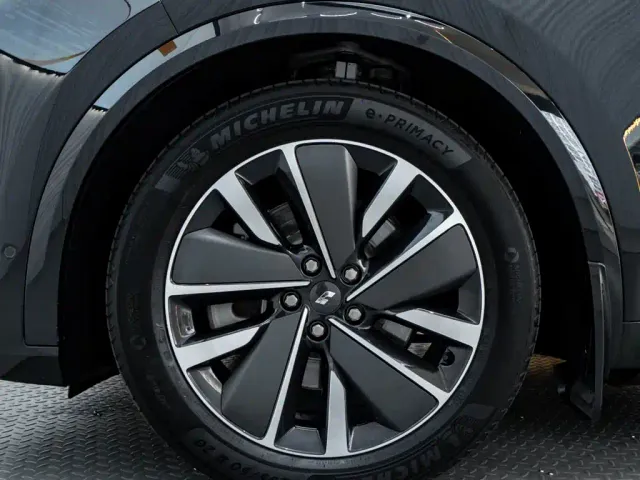 Li Auto L8 — Фото автомобиля 12