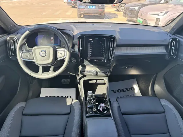 Volvo XC40 — Фото автомобиля 5