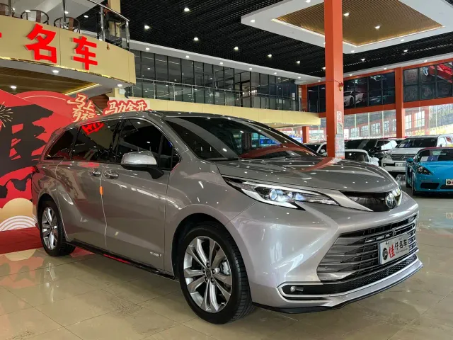 Toyota Sienna — Фото автомобиля 3