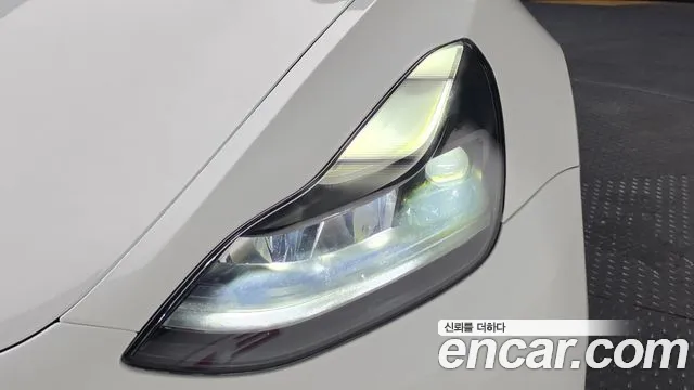 Tesla Model 3 — Фото автомобиля 21
