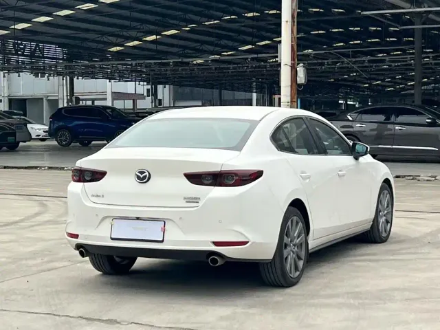 Mazda Axela — Фото автомобиля 8