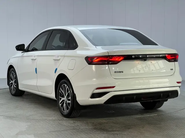 Geely Emgrand — Фото автомобиля 22