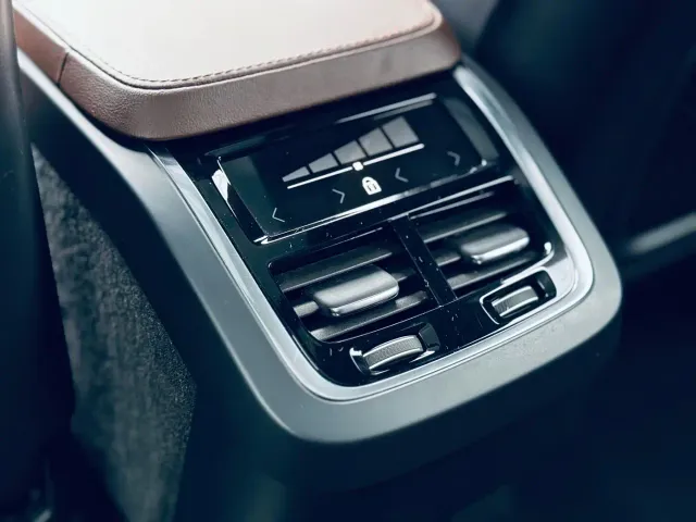 Volvo XC90 — Фото автомобиля 9