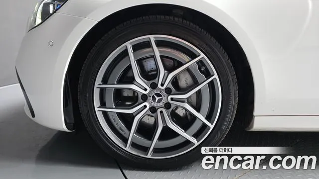 Mercedes-Benz E-Class — Фото автомобиля 3