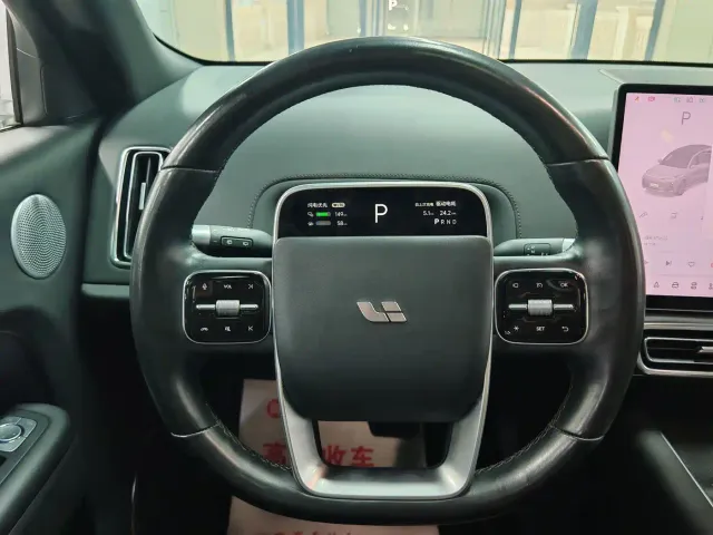 Li Auto L8 — Фото автомобиля 11