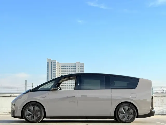 Li Auto MEGA — Фото автомобиля 14