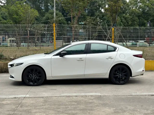 Mazda Axela — Фото автомобиля 3