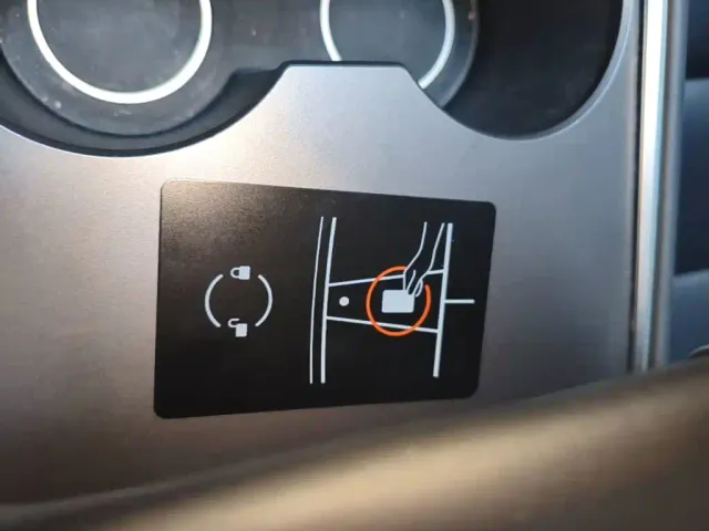 Tesla Model Y — Фото автомобиля 8