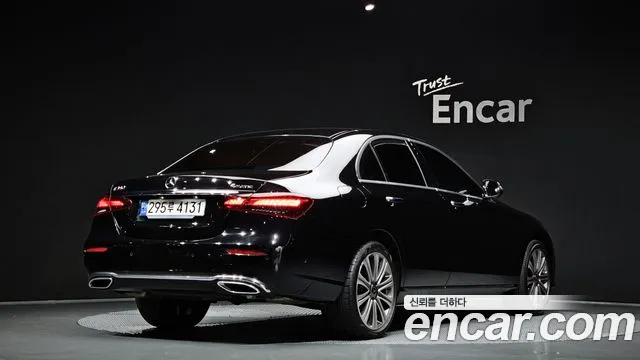Mercedes-Benz E-Class — Фото автомобиля 2