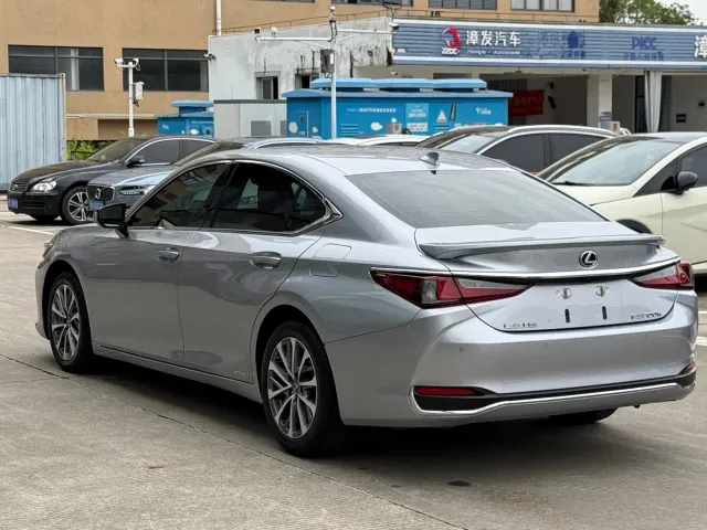 Lexus ES — Фото автомобиля 8
