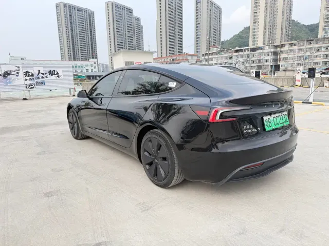 Tesla Model 3 — Фото автомобиля 5