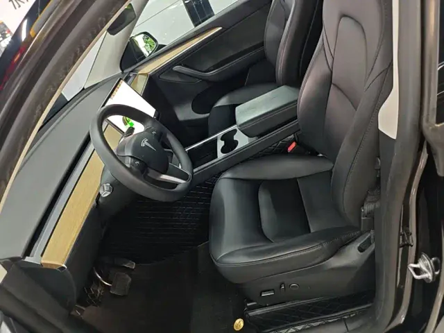 Tesla Model Y — Фото автомобиля 14