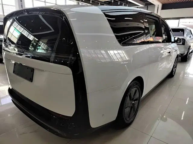 Li Auto MEGA — Фото автомобиля 6