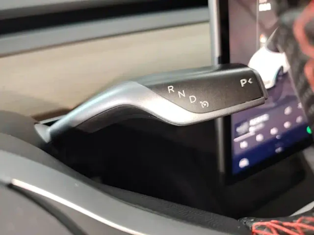 Tesla Model 3 — Фото автомобиля 13