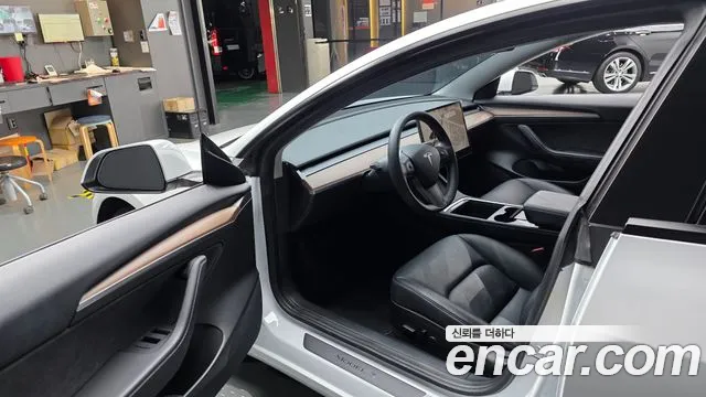 Tesla Model 3 — Фото автомобиля 10