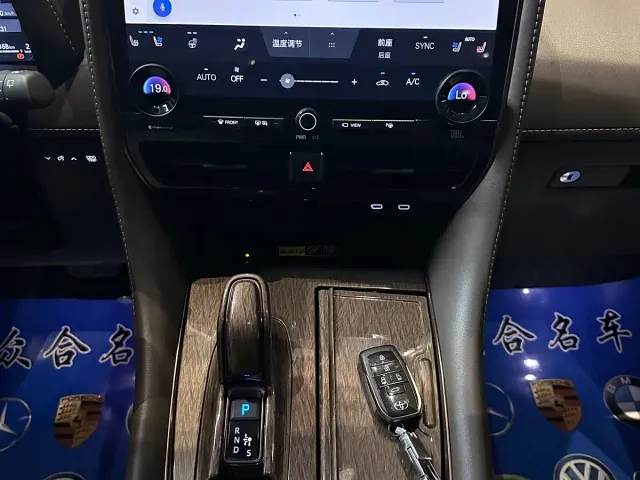 Toyota Alphard — Фото автомобиля 15