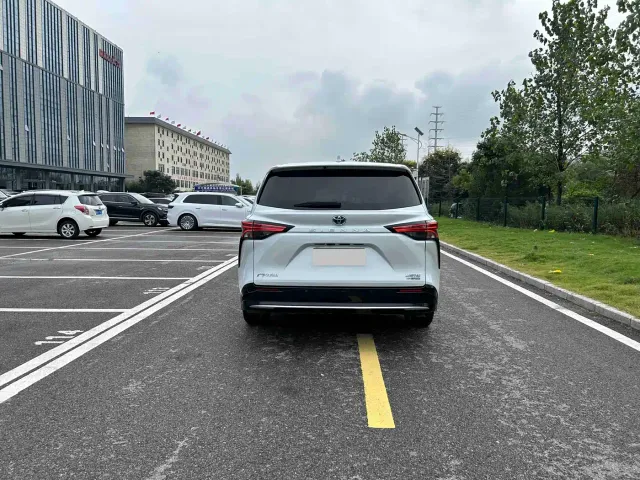 Toyota Sienna — Фото автомобиля 16