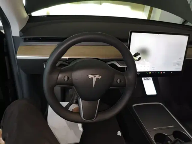 Tesla Model Y — Фото автомобиля 10