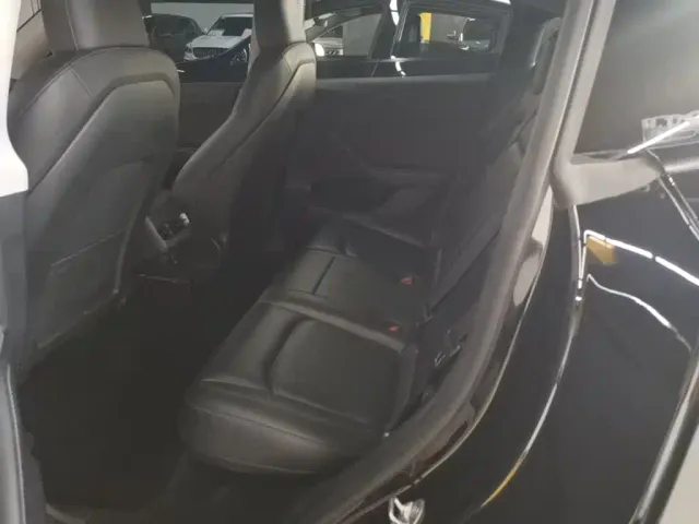 Tesla Model Y — Фото автомобиля 16