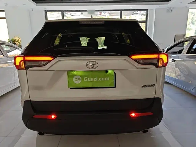 Toyota RAV4 — Фото автомобиля 5
