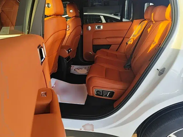 Li Auto L7 — Фото автомобиля 16