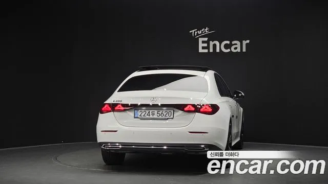 Mercedes-Benz E-Class — Фото автомобиля 3