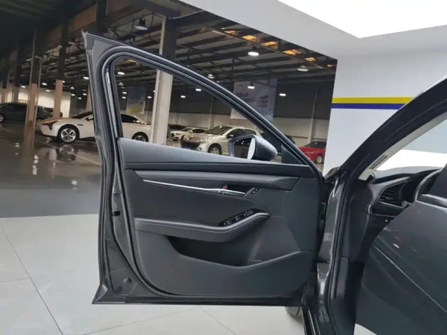 Mazda Axela — Фото автомобиля 7