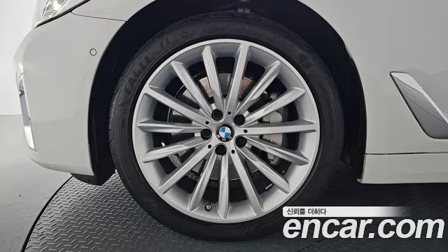 BMW 5 Series G30 — Фото автомобиля 5