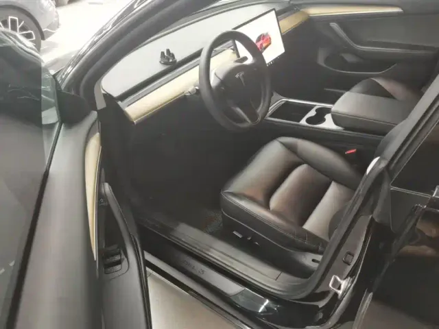 Tesla Model 3 — Фото автомобиля 15
