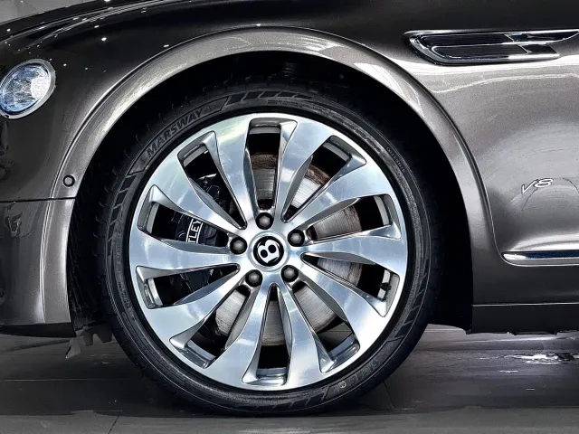 Bentley Flying Spur — Фото автомобиля 11
