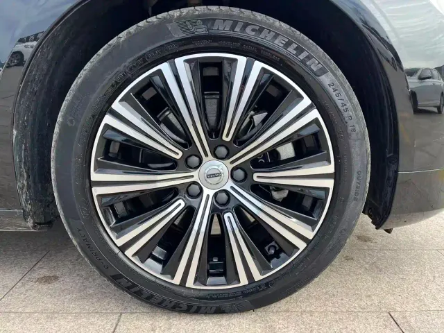 Volvo S90 — Фото автомобиля 9