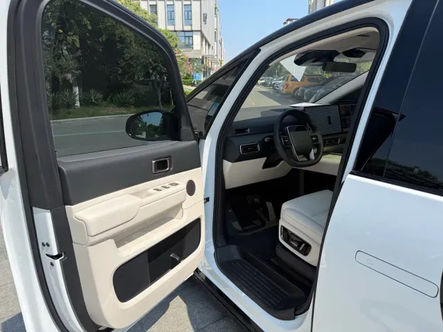 Li Auto MEGA — Фото автомобиля 14