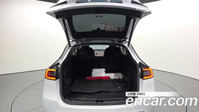 Tesla Model Y — Фото автомобиля 26