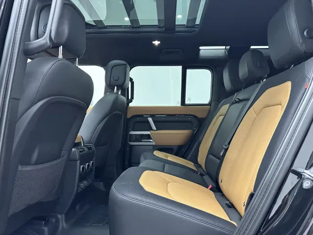 Land Rover Defender — Фото автомобиля 10