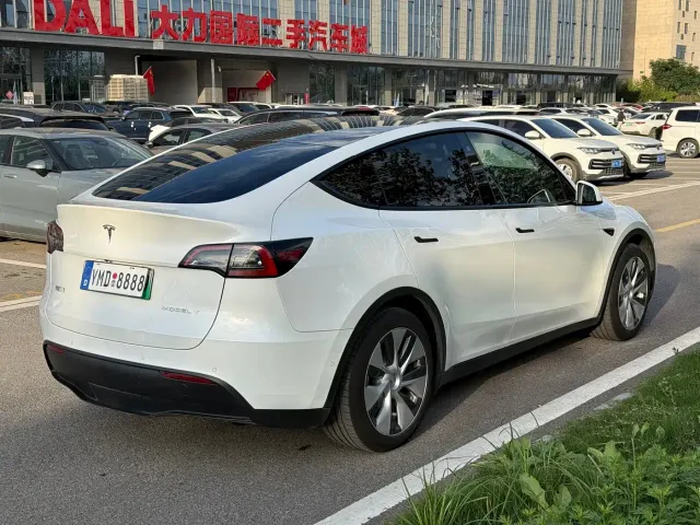 Tesla Model Y — Фото автомобиля 6