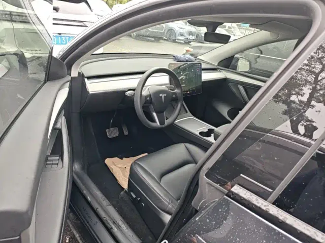 Tesla Model Y — Фото автомобиля 15