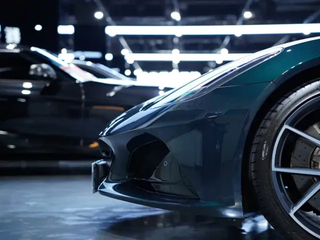 Lotus Emira — Фото автомобиля 14