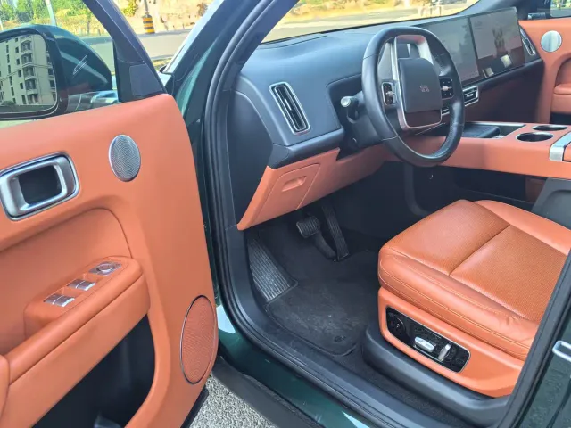 Li Auto Li L8 2023 Pro — Фото автомобиля 16