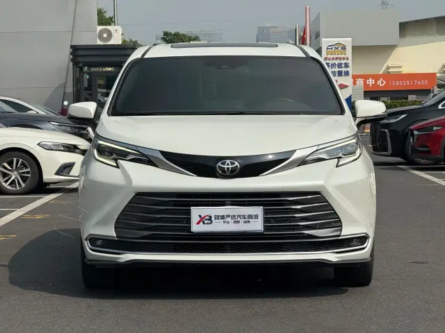 Toyota Sienna — Фото автомобиля 3