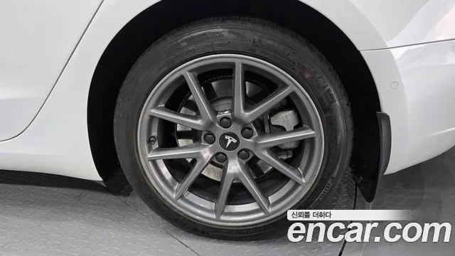 Tesla Model 3 — Фото автомобиля 6