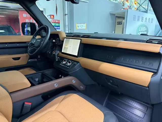 Land Rover Defender — Фото автомобиля 8